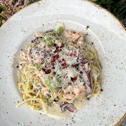 Pasta z łososiem i czerwonym pieprzem